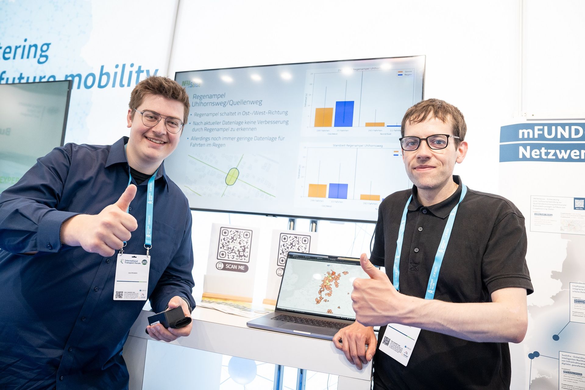Abbildung 3:Das INFRASense Projektteam am Messestand von INFRASense Bildquelle: BMDV Abbildung 3:Das INFRASense Projektteam am Messestand von INFRASense Bildquelle: BMDV